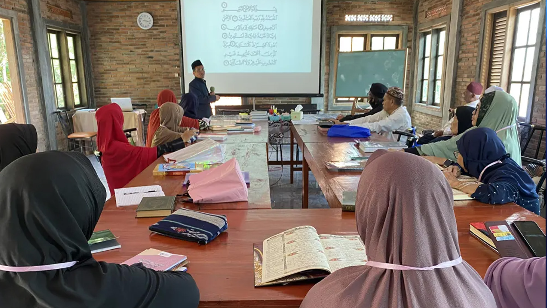 Kisah Narimah dan Eulisa, Santri Lansia Asal Wamena dan Aceh Menimba Ilmu Saat Pesantren Ramadan di PKRR