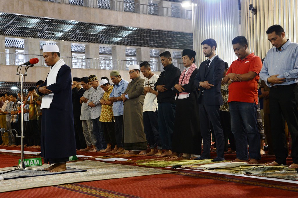 Ketika Shalat Jamaah, Apakah Makmum Baca Al-Fatihah & Surah?