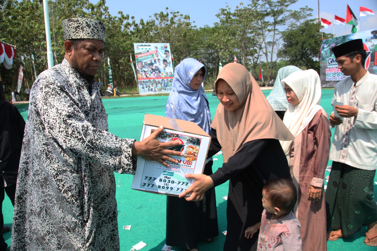 Pesantren Nuu Waar AFKN Bagikan Ubi kepada Palestina dan 2000 Warga Bekasi
